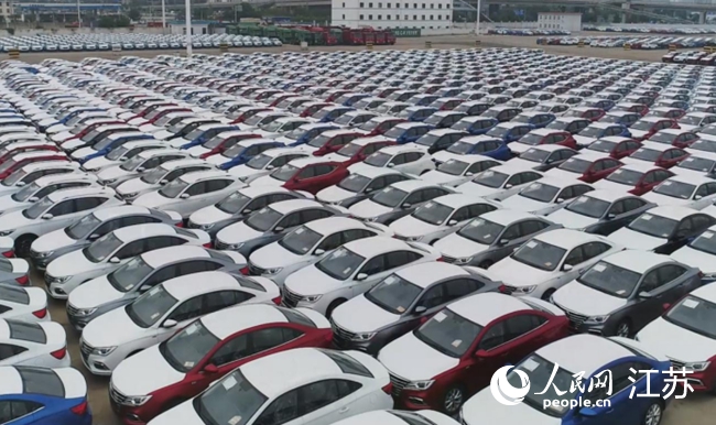 连云港港准备出口的中国汽车。人民网 范尧摄